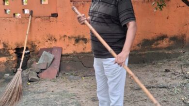 लगातार बारिश के बीच गोमती मित्रों का श्रमदान, विसर्जन के बाद चमकाया तट