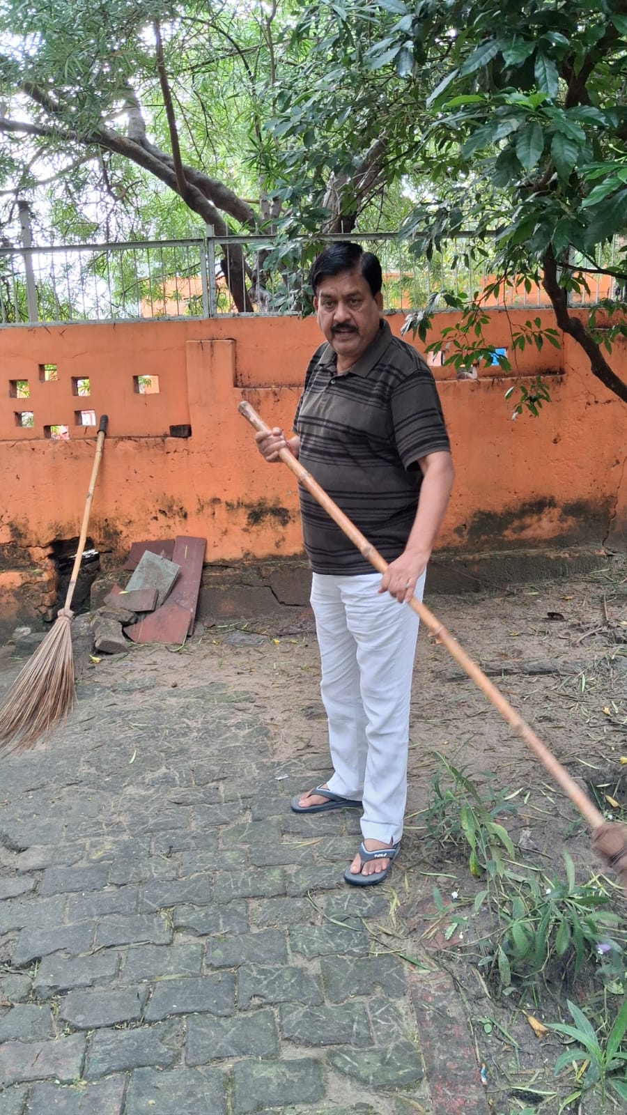 लगातार बारिश के बीच गोमती मित्रों का श्रमदान, विसर्जन के बाद चमकाया तट
