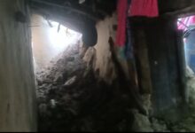 लगातार बारिश से गिरा मकान, बेघर हुआ परिवार