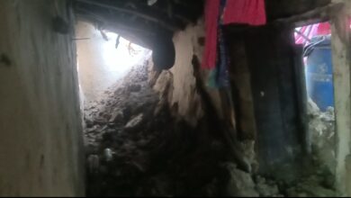 लगातार बारिश से गिरा मकान, बेघर हुआ परिवार
