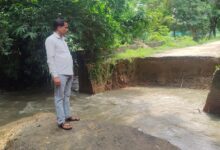 लगातार हो रही मूसलाधार बारिश से बह गई सड़क, टूटा कई गांवों का संपर्क