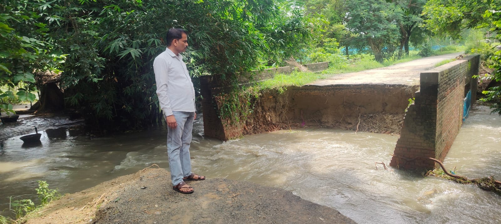 लगातार हो रही मूसलाधार बारिश से बह गई सड़क, टूटा कई गांवों का संपर्क