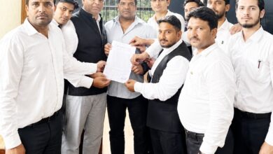 लोनी विधायक के खिलाफ अधिवक्ता ने बार में दिया ज्ञापन, सदस्यता रद्द करने की मांग