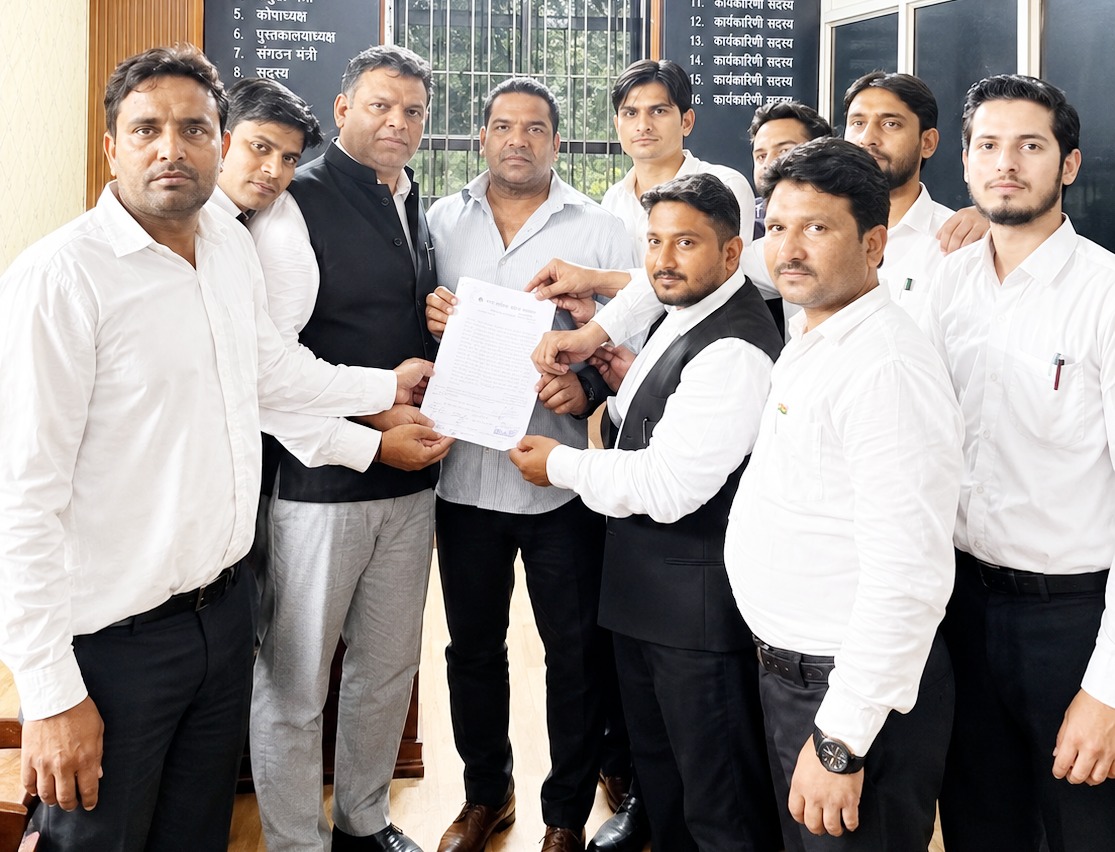 लोनी विधायक के खिलाफ अधिवक्ता ने बार में दिया ज्ञापन, सदस्यता रद्द करने की मांग