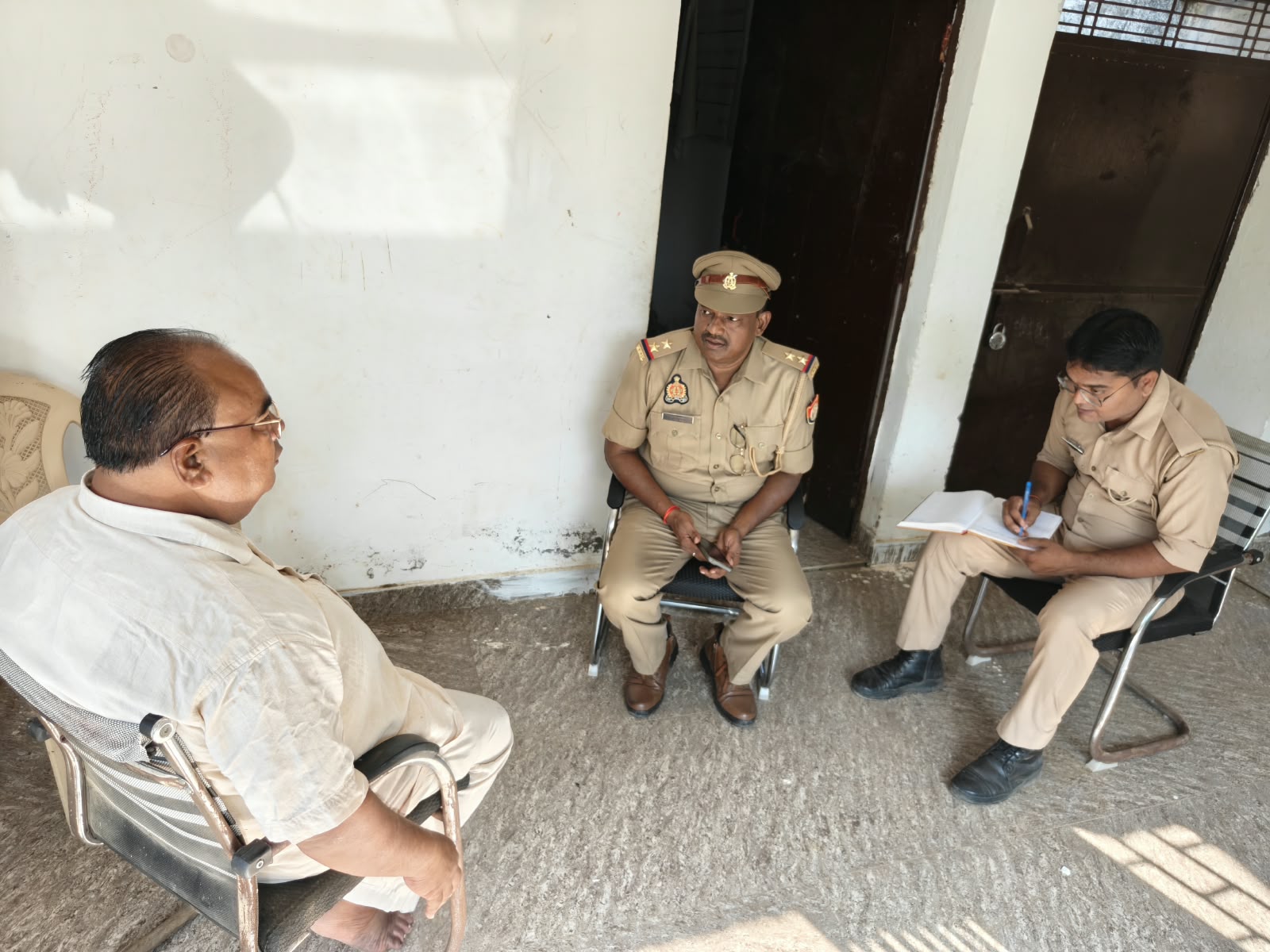 विद्यालय में चोरों ने उड़ाई शिक्षण व खेल सामग्री