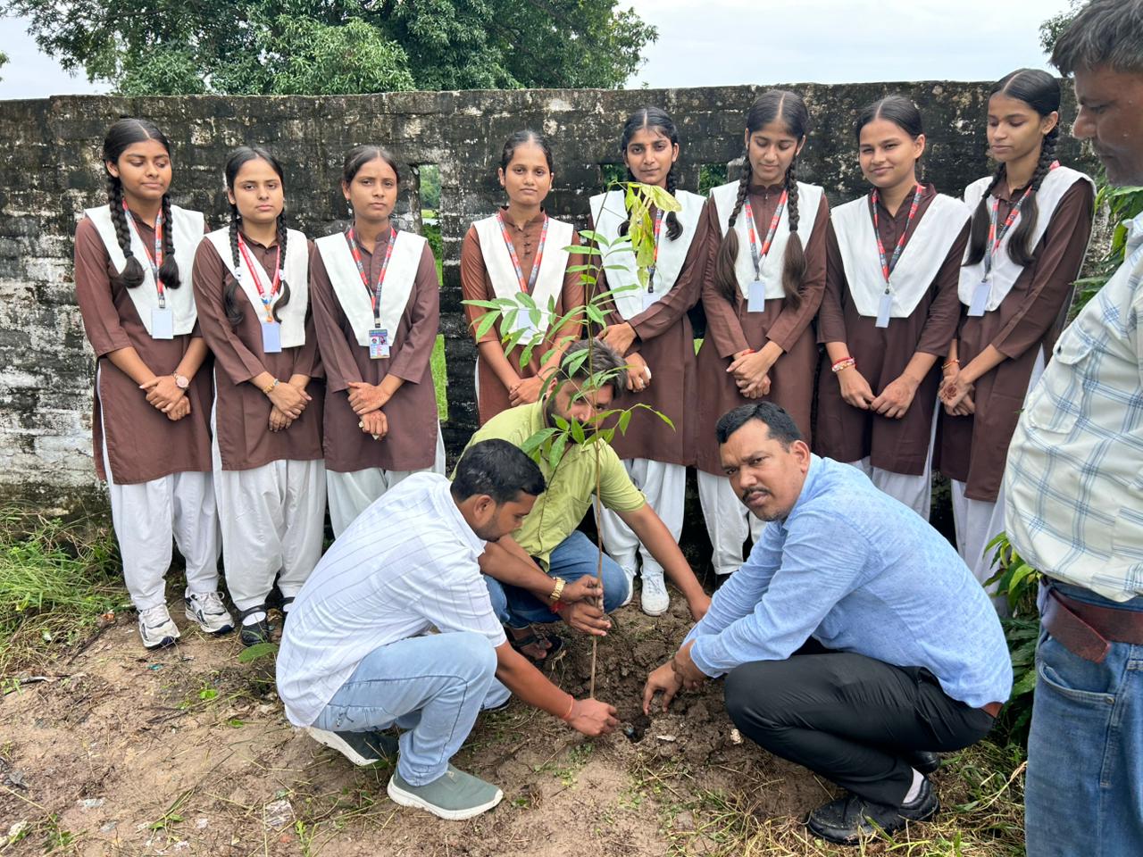 विद्यालयों में कटका क्लब ने किया पौधरोपण, पर्यावरण संरक्षण का दिया संदेश