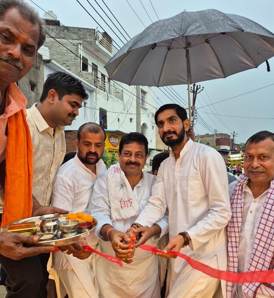 विश्वकर्मा पूजा पर निकली भव्य शोभायात्रा