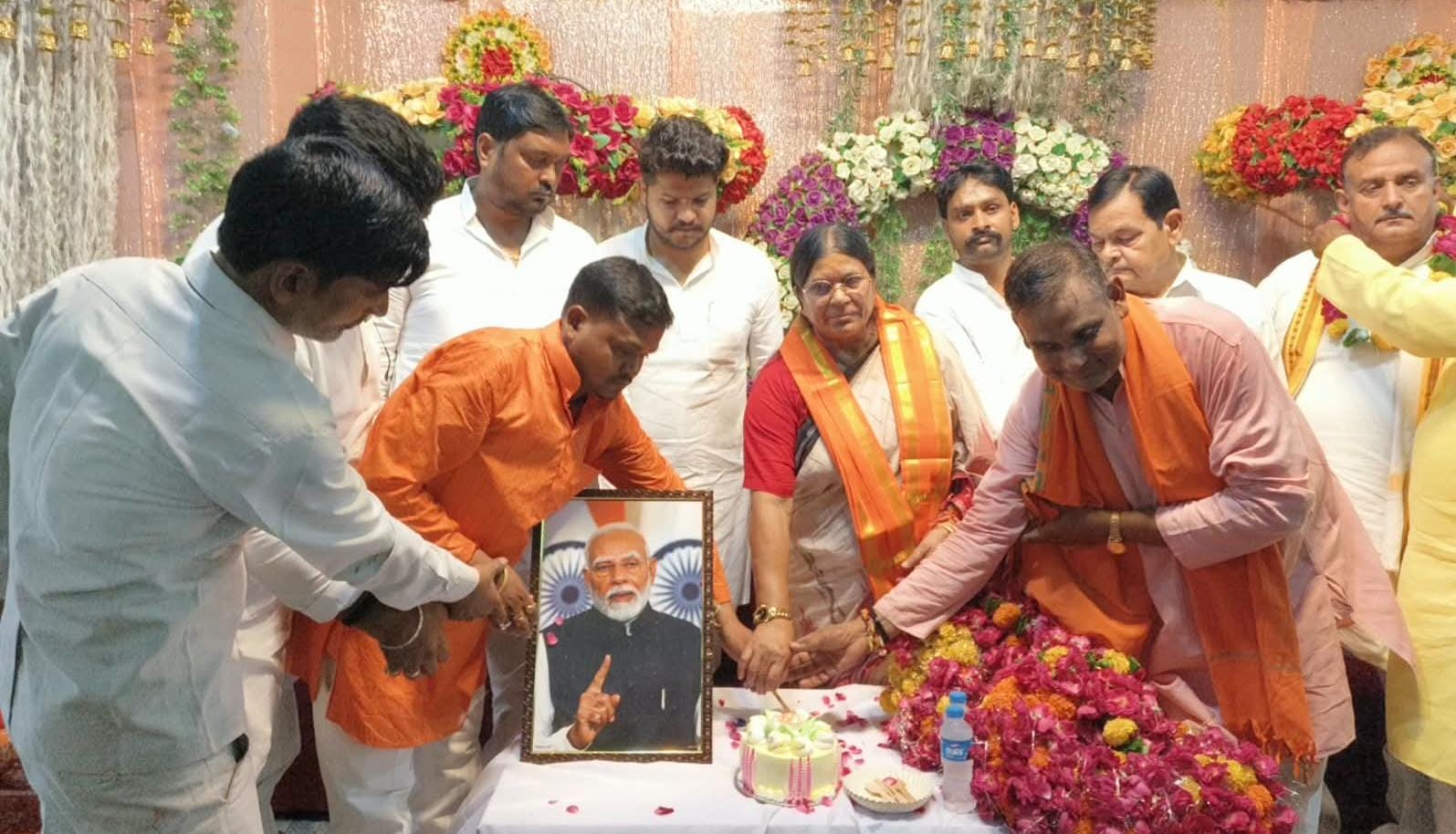 विश्वकर्मा पूजा में मनाया प्रधानमंत्री का जन्मदिन