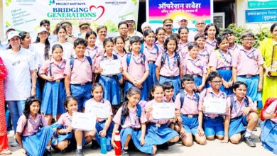 वृद्धाश्रम में बच्चों और बुजुर्गों के बीच बना भावनात्मक जुड़ाव