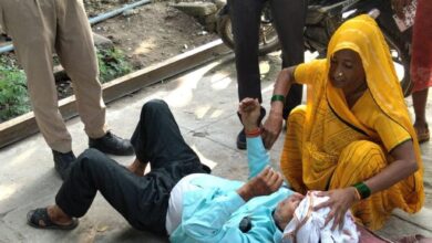 सर्विस रोड की उखड़ी बजरी फिसली बाइक: दंपती घायल