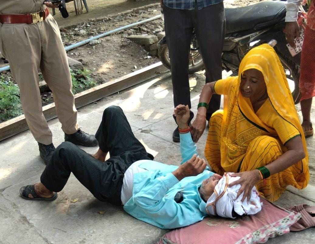 सर्विस रोड की उखड़ी बजरी फिसली बाइक: दंपती घायल