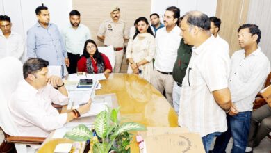 सिर्फ 8 घंटे में दूर हुई प्लॉट कब्जे की समस्या, डीएम के निर्देश पर पीड़ित को मिली वर्तमान कीमत की चेक राशि
