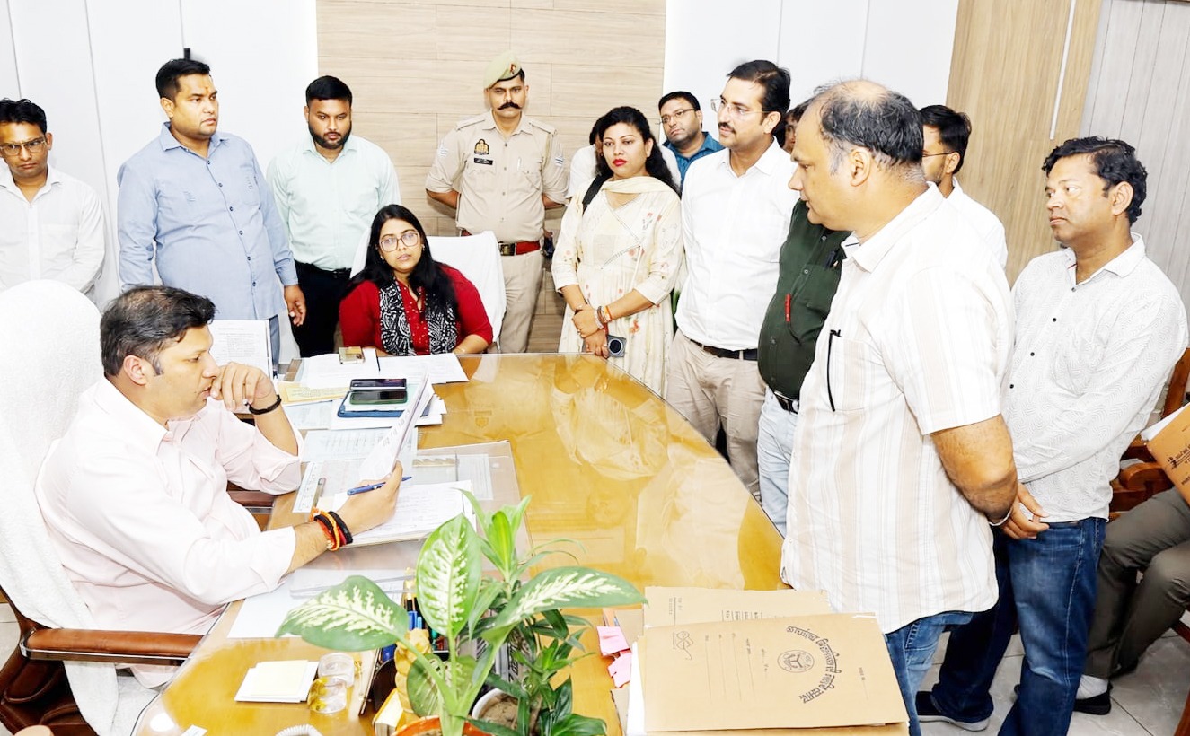 सिर्फ 8 घंटे में दूर हुई प्लॉट कब्जे की समस्या, डीएम के निर्देश पर पीड़ित को मिली वर्तमान कीमत की चेक राशि