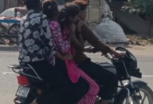 एक बाइक पर सवार चार युवतियां