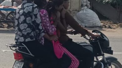 एक बाइक पर सवार चार युवतियां