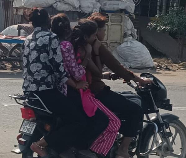 एक बाइक पर सवार चार युवतियां