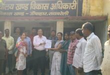 अपनी मांगों को लेकर मनरेगा कर्मियों ने मुख्यमंत्री को सम्बोधित ज्ञापन बीडीओ को सौंपा