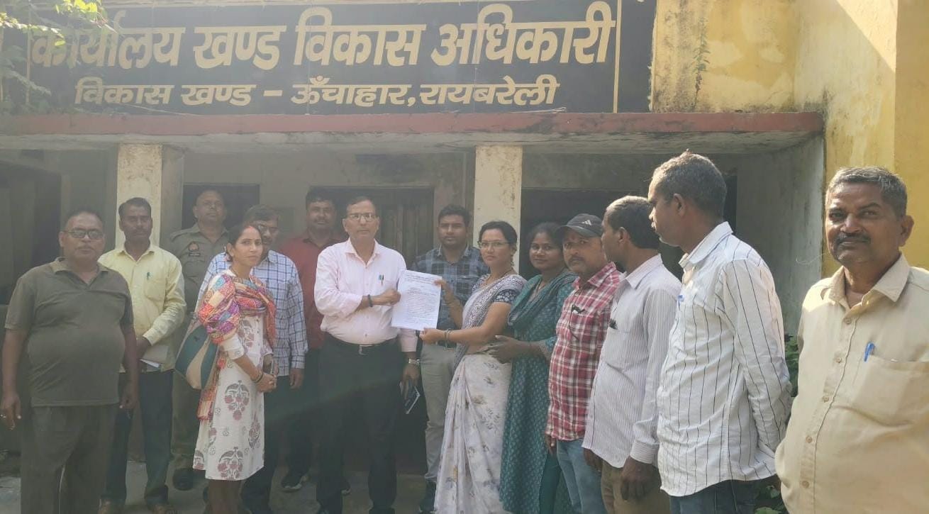 अपनी मांगों को लेकर मनरेगा कर्मियों ने मुख्यमंत्री को सम्बोधित ज्ञापन बीडीओ को सौंपा