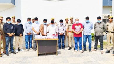 इंदिरापुरम पुलिस की छापेमारी में 14 मोबाइल, 4,730 रुपये और आपत्तिजनक वस्तुएं बरामद