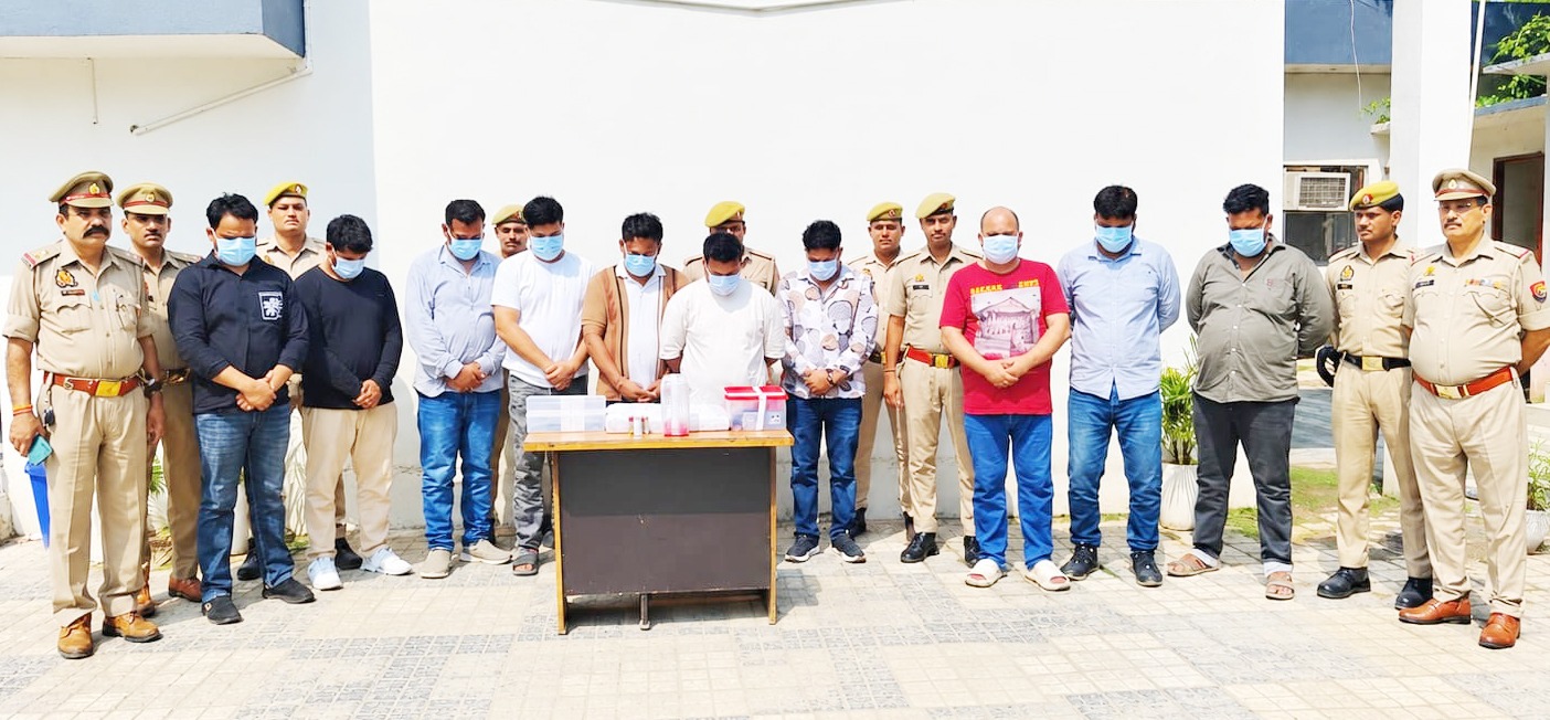 इंदिरापुरम पुलिस की छापेमारी में 14 मोबाइल, 4,730 रुपये और आपत्तिजनक वस्तुएं बरामद