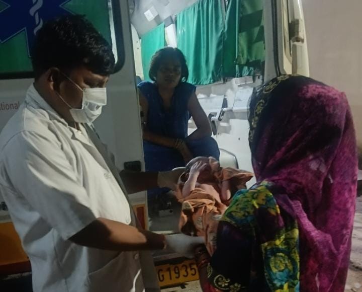 एंबुलेंस में गूंजी किलकारी: बेटी ने लिया जन्म