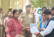 एएसपी नेता से राजस्व कर्मी ने की अभद्रता