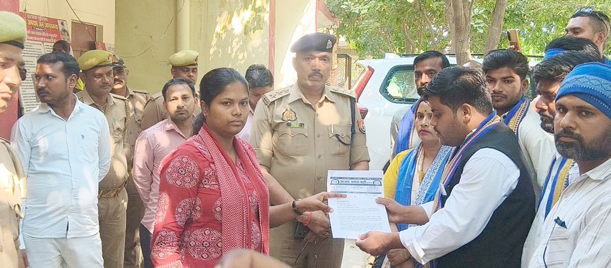 एएसपी नेता से राजस्व कर्मी ने की अभद्रता
