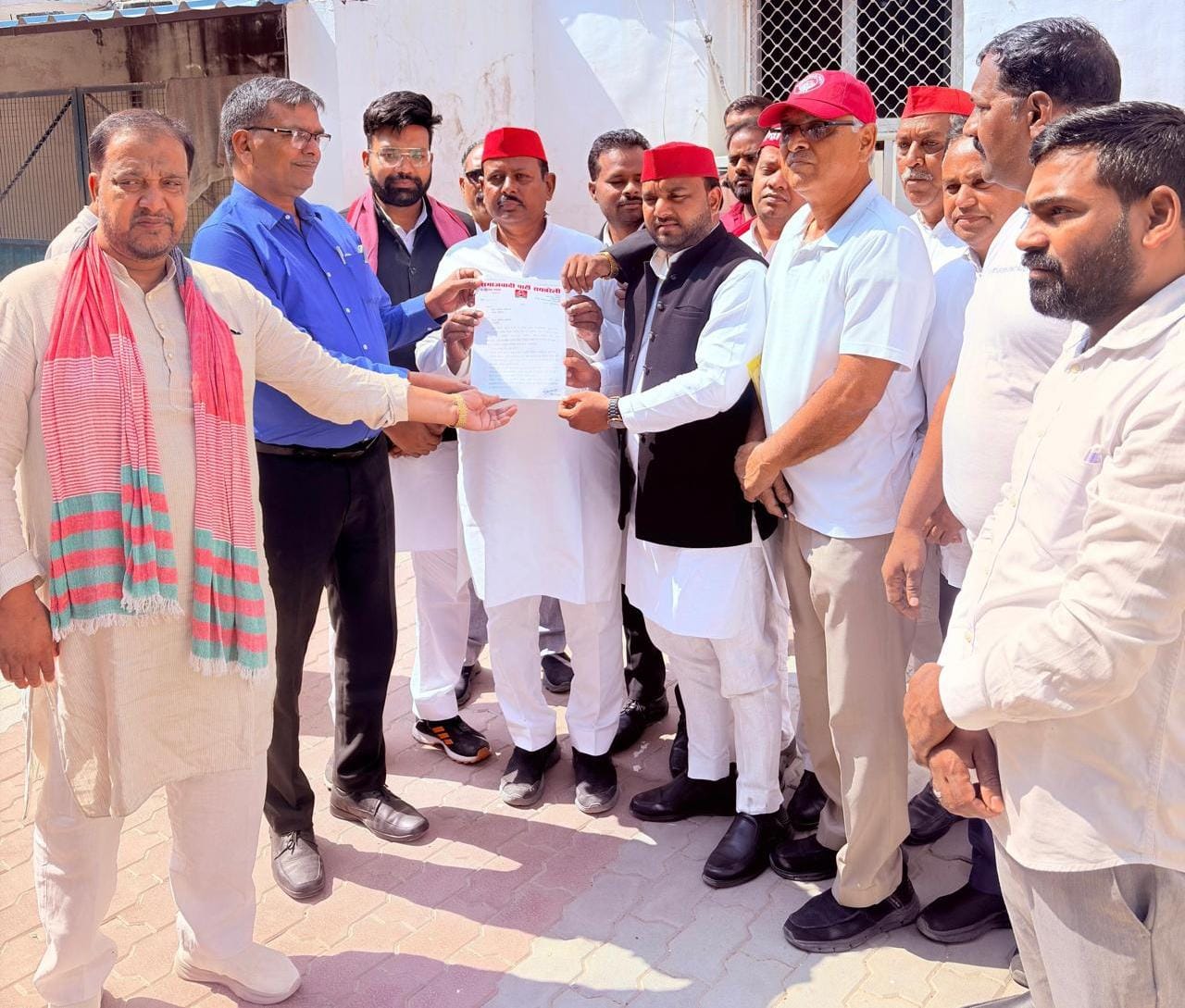 एमएलसी चुनाव में मतदान केंद्रों पर तैनात हों अर्धसैनिक बल-सपा