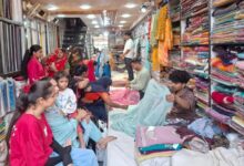करवा चौथ: बाजारों में बढ़ी रौनक, खरीददारी में जुटीं महिलाएं