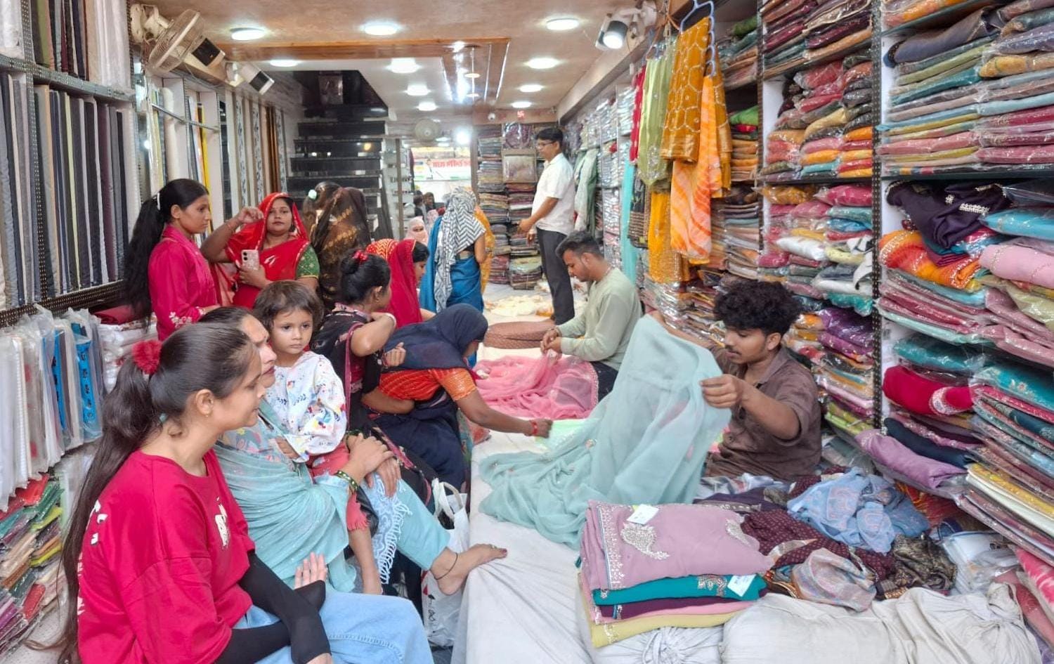 करवा चौथ: बाजारों में बढ़ी रौनक, खरीददारी में जुटीं महिलाएं