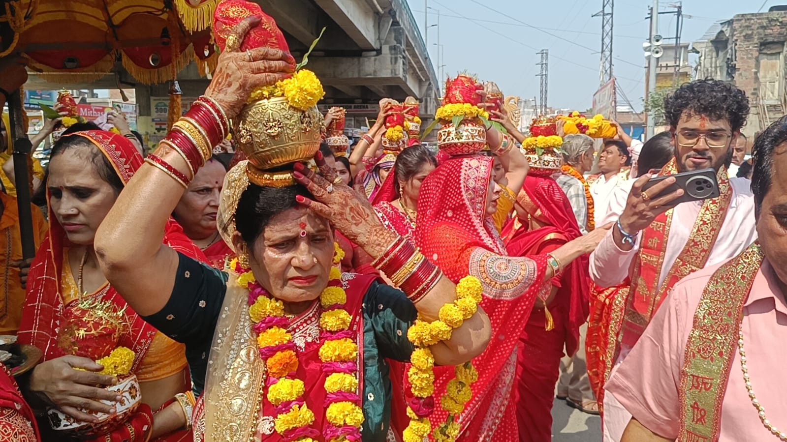 कलश यात्रा से भागवत कथा, ज्ञान-यज्ञ हुई शुरू