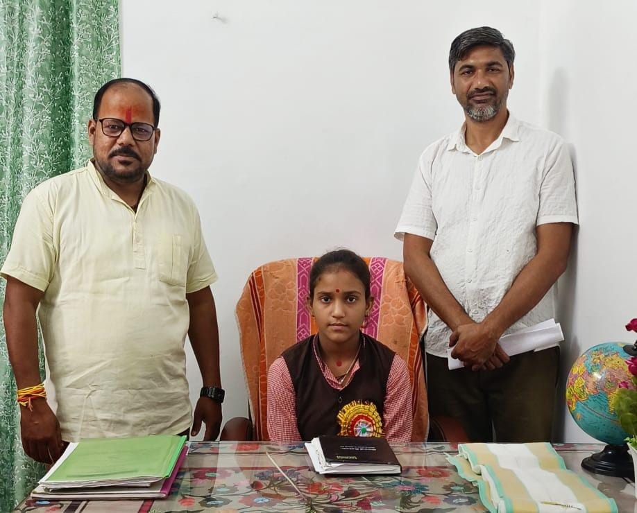 कु.शिवानी एक दिन की बनी स्कूल प्रधानाचार्य