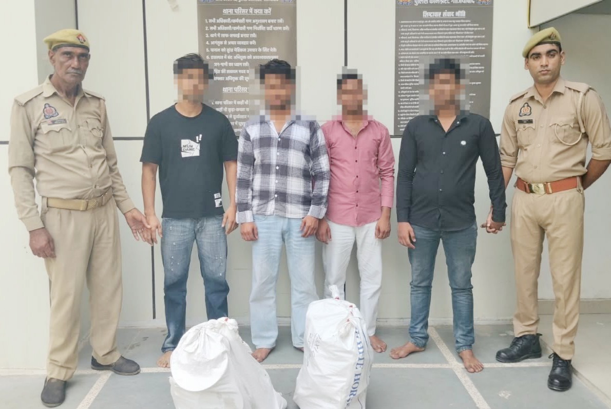 कैफे की आड़ में चल रहा था हुक्का बार, चार गिरफ्तार