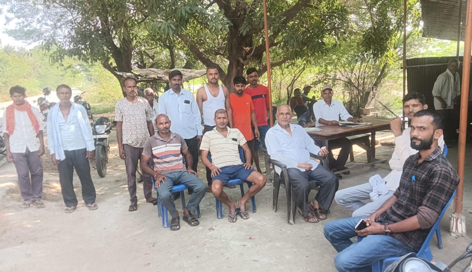 गन्ना विकास अधिकारियों ने किसानों के साथ बैठक कर गन्ना बुवाई के लिए किया जागरूक