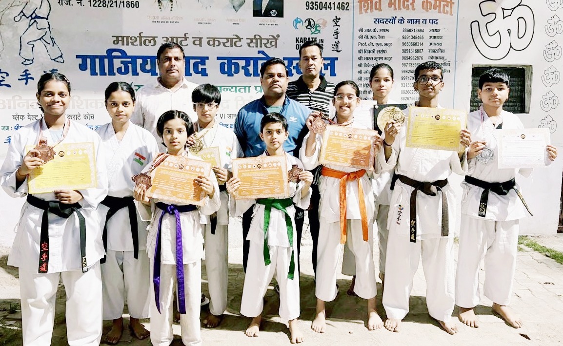 गाजियाबाद कराटे स्कूल के खिलाड़ियों का शानदार प्रदर्शन, आठ खिलाड़ियों ने जीते पदक