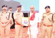 गाजियाबाद में 170 ग्राम प्रहरी सम्मानित, टॉर्च-लाठी समेत दिए गए जरूरी उपकरण