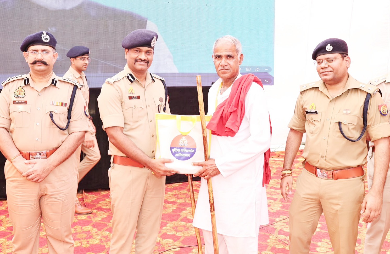 गाजियाबाद में 170 ग्राम प्रहरी सम्मानित, टॉर्च-लाठी समेत दिए गए जरूरी उपकरण