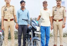चोरी की मोटरसाइकिल के साथ दो आरोपी गिरफ्तार