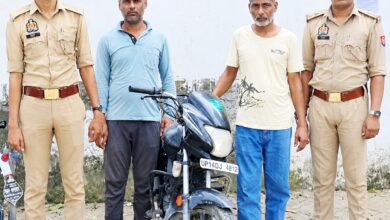 चोरी की मोटरसाइकिल के साथ दो आरोपी गिरफ्तार