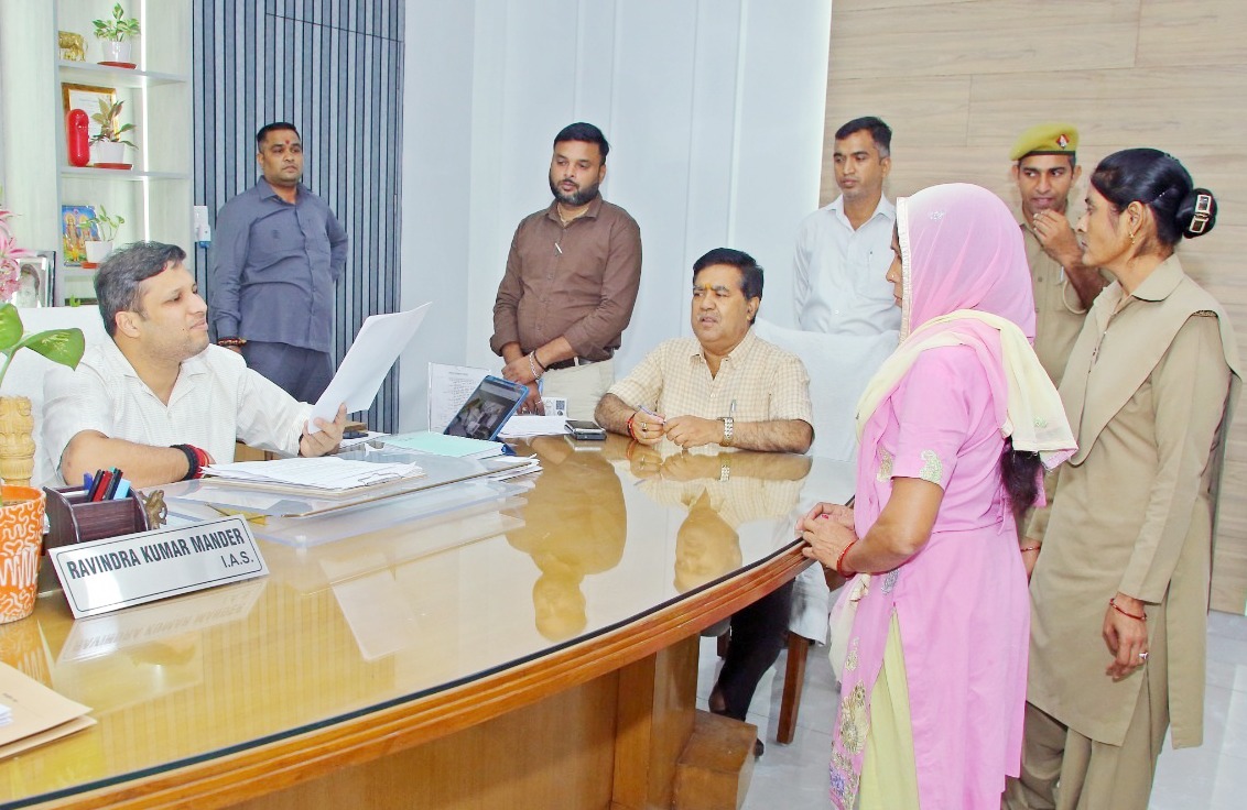 जनसुनवाई में डीएम ने दिव्यांग को मौके पर दिलाई ट्राई साइकिल, विधवा के ऋण समाधान की पहल