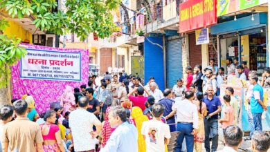 जागृति विहार में शराब की दुकानों के विरोध में महिलाओं ने उठाई आवाज
