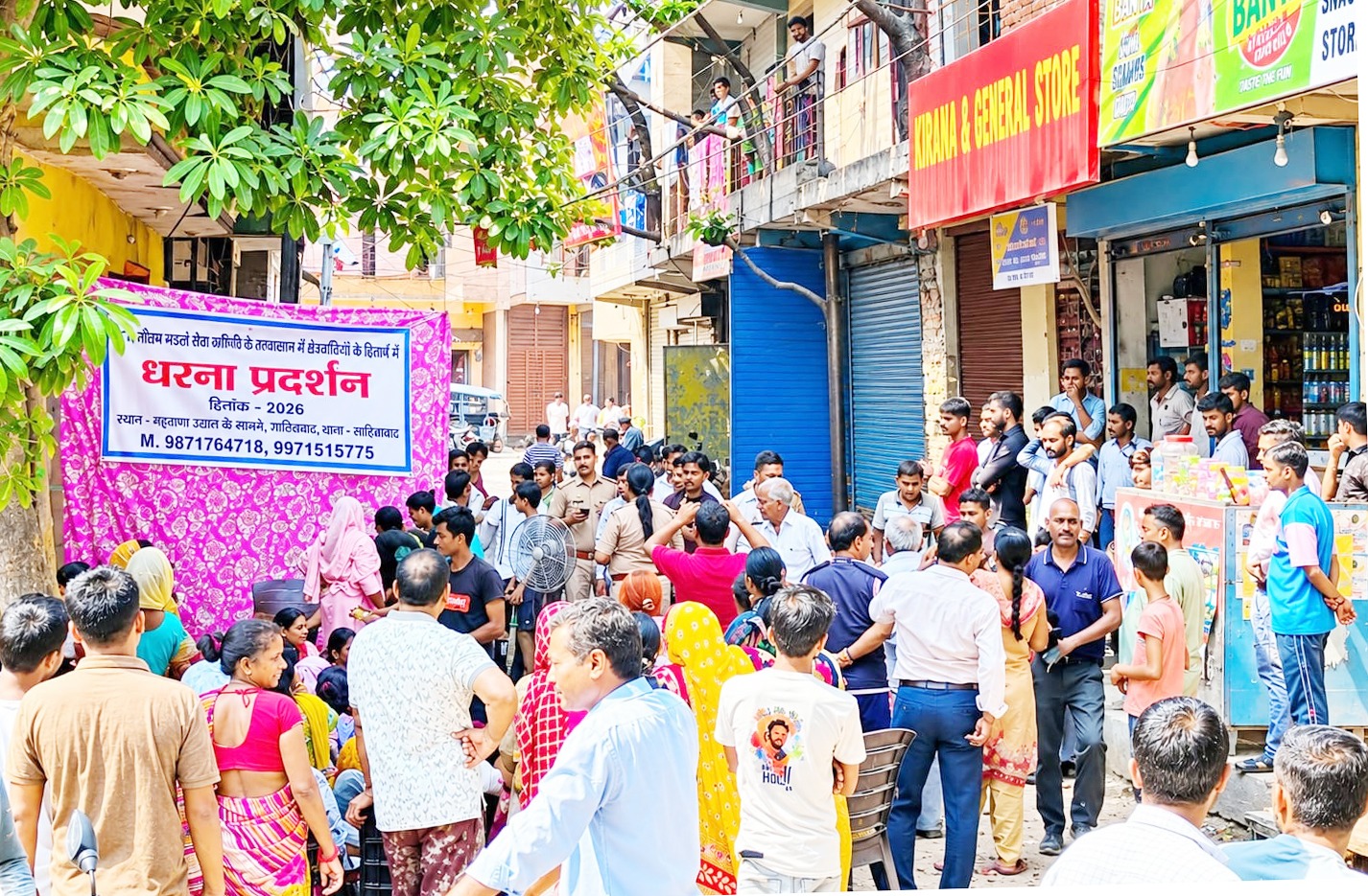 जागृति विहार में शराब की दुकानों के विरोध में महिलाओं ने उठाई आवाज