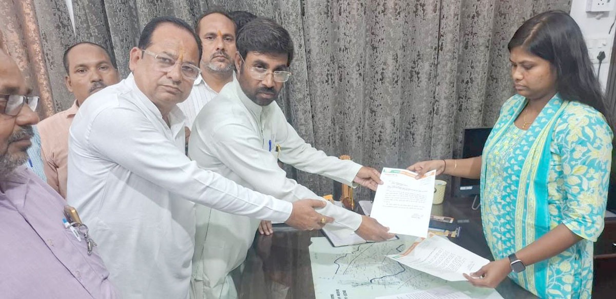 जाम से त्रस्त भाजपाइयों ने सौंपा ज्ञापन