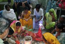 टेसू संग झेंझी की विदाई देख फफक पड़ीं महिलाएं