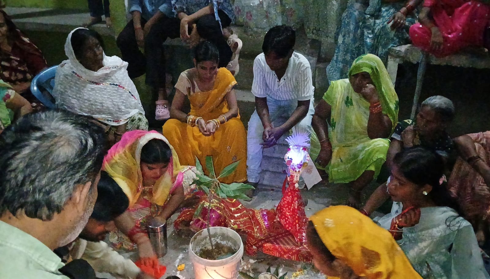 टेसू संग झेंझी की विदाई देख फफक पड़ीं महिलाएं