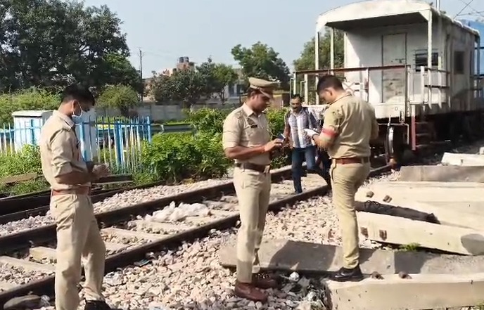 ट्रेन की चपेट से दो अज्ञात युवको की मौत