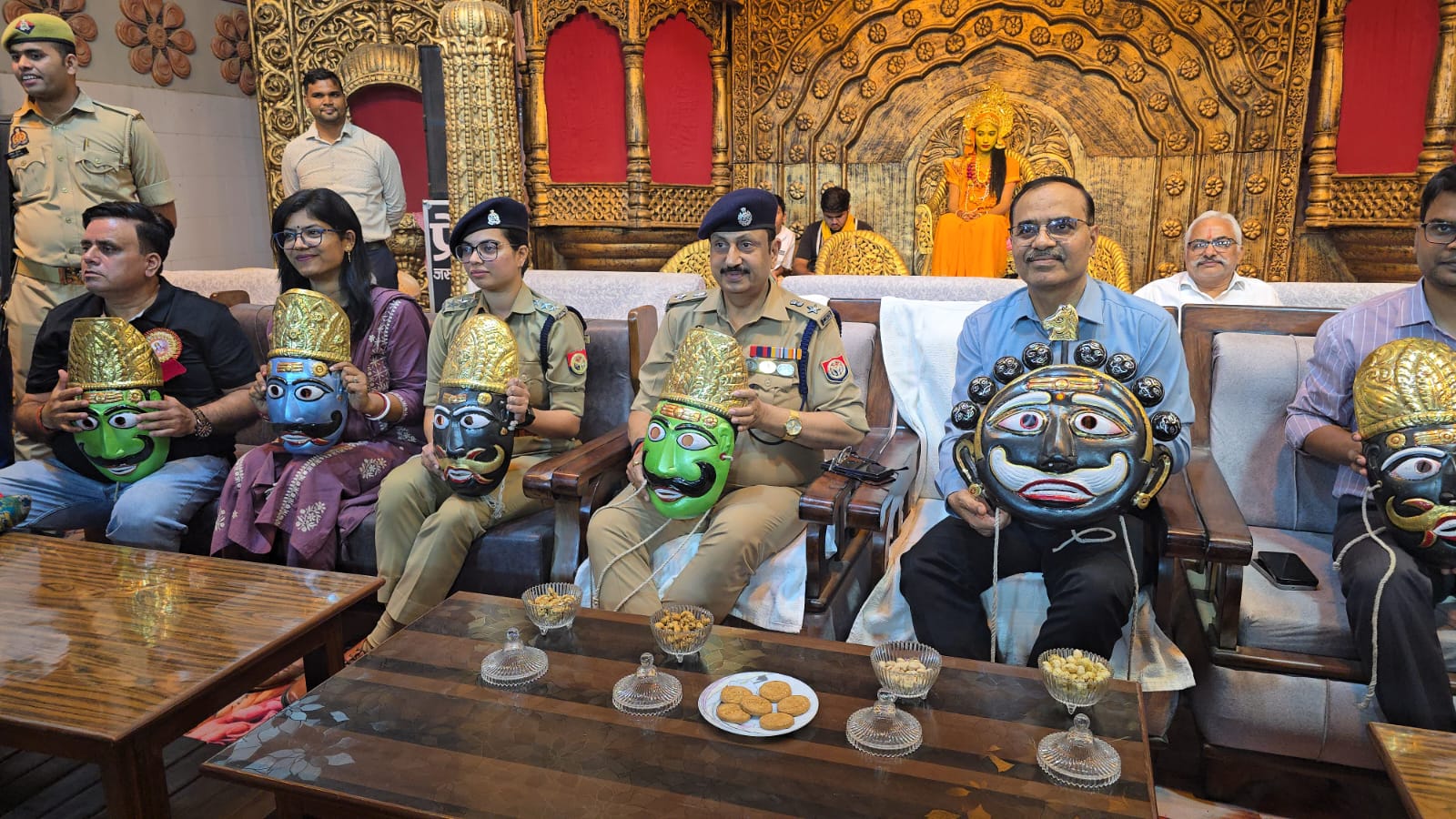 डीएम-एसएसपी ने देखा विश्व प्रसिद्ध रामलीला का मंचन