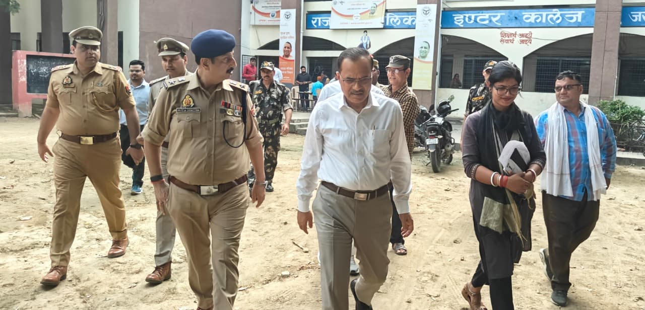 डीएम-एसएसपी ने बूथों का किया निरीक्षण