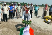 तिरंगे में लपेटकर यमुना किनारे दी अंतिम विदाई