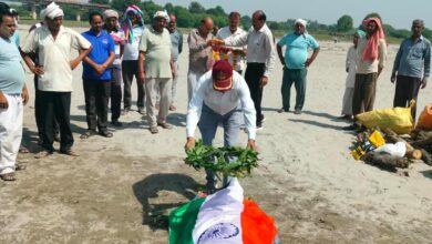 तिरंगे में लपेटकर यमुना किनारे दी अंतिम विदाई